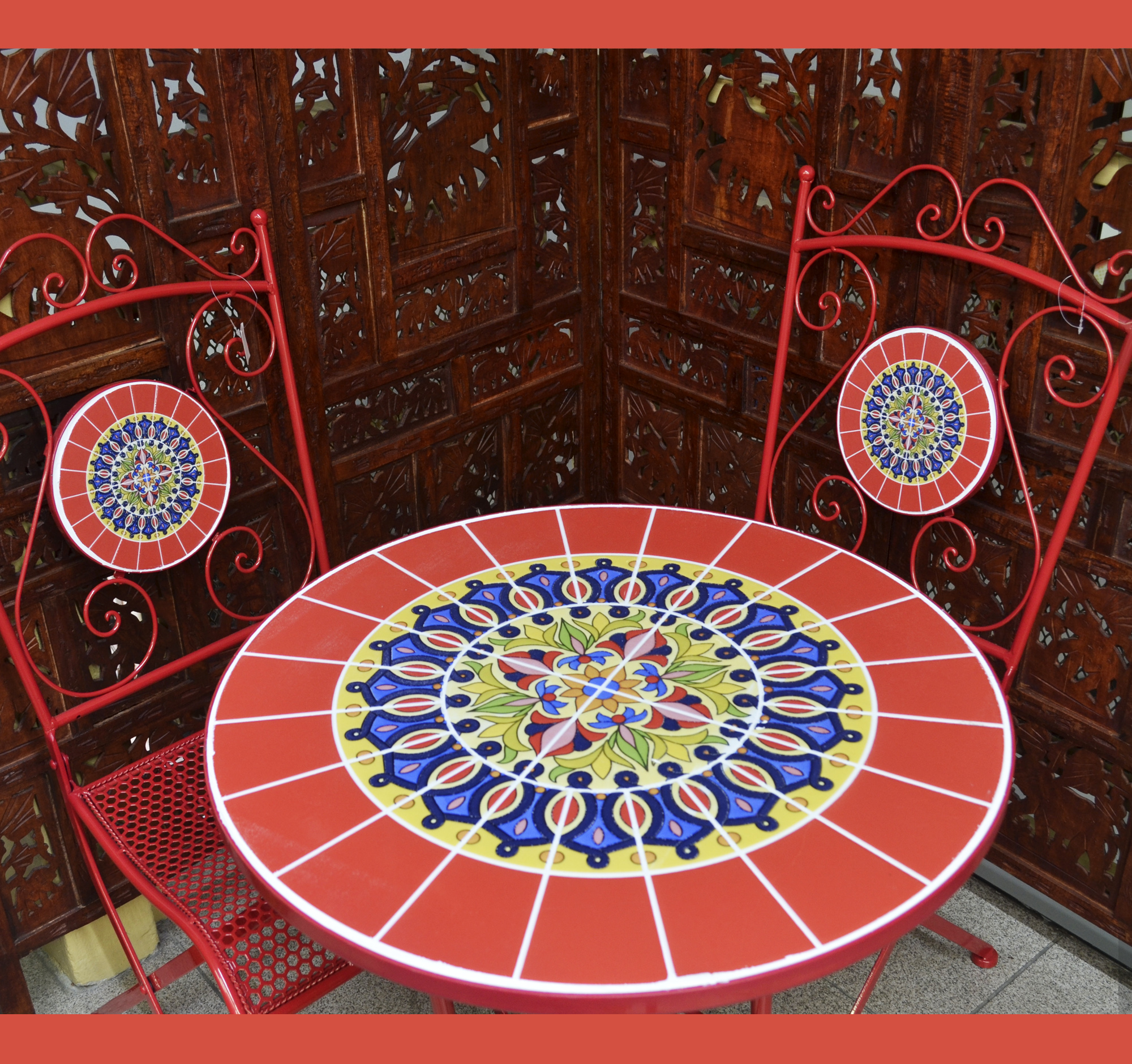 Loja Terra Nossa decora com mesa vermelha de ferro ideal para varanda e jardim. Biombo 